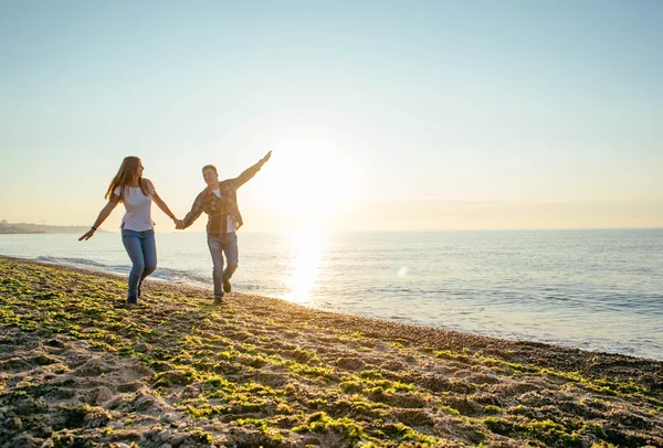 Pareja amorosa en la playa — Foto de Stock