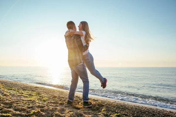 Älskade par på stranden — Stockfoto