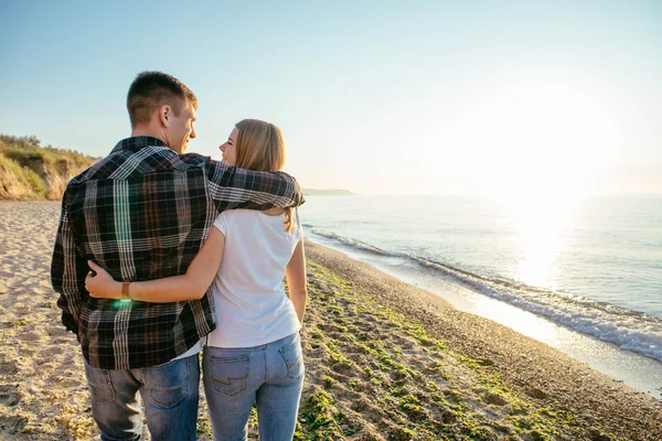 Älskade par på stranden — Stockfoto
