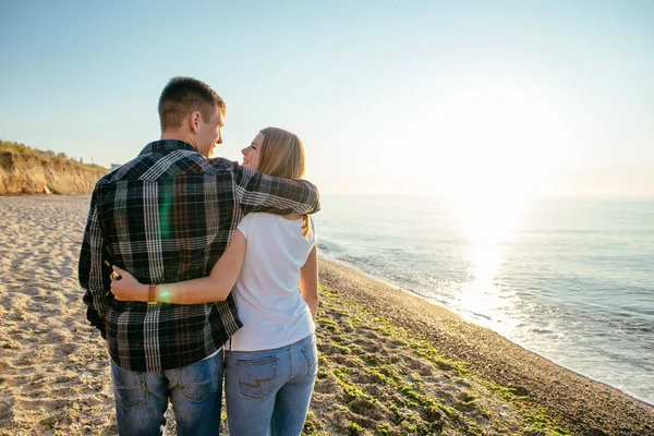 Älskade par på stranden — Stockfoto