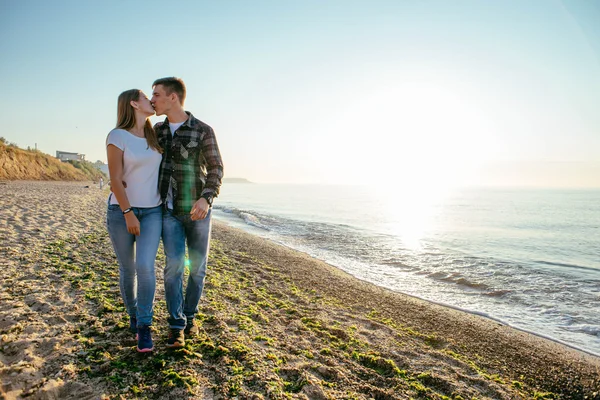 Casal amoroso na praia — Fotografia de Stock