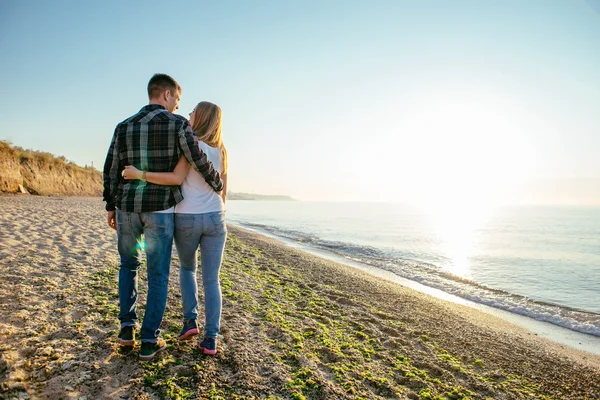 Pareja amorosa en la playa — Foto de Stock