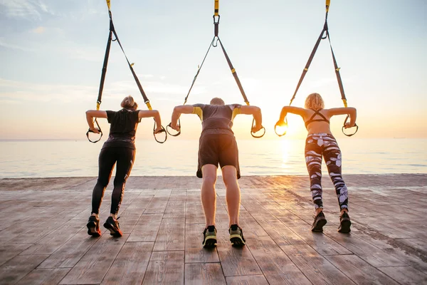 Trx トレーニングを持つ人々 のグループ — ストック写真