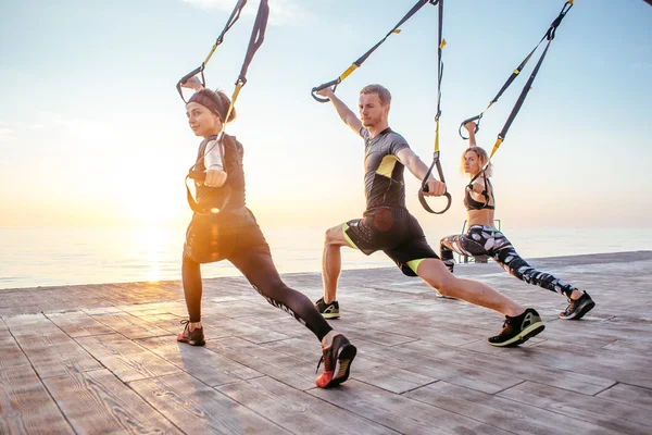 Bir grup insan Trx eğitim sahip