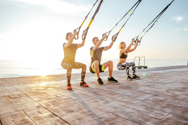 Bir grup insan Trx eğitim sahip