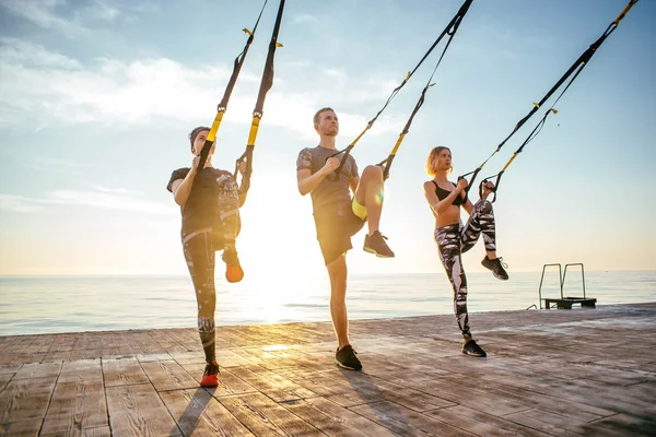 Trx トレーニングを持つ人々 のグループ — ストック写真