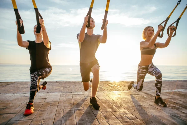 Trx トレーニングを持つ人々 のグループ — ストック写真