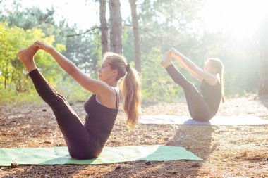 iki kadın ormanda Yoga uygulamak