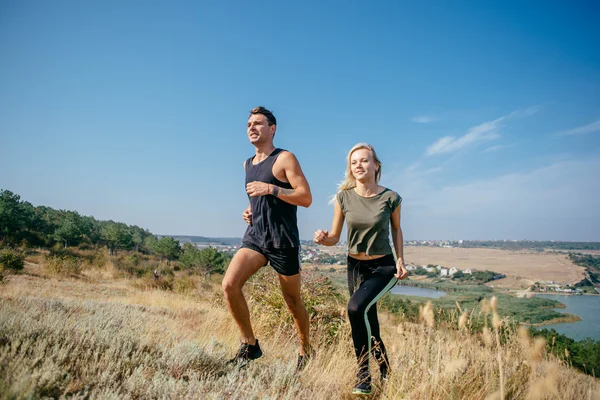 Joven pareja deportiva — Foto de Stock