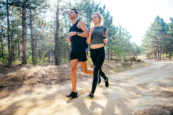 Jeune couple sportif — Photo