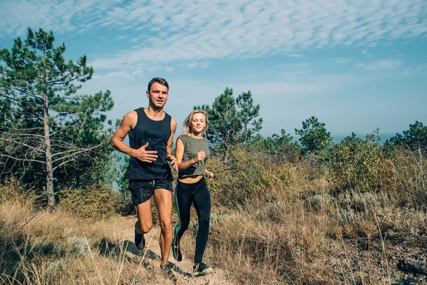 Jovem casal desportivo — Fotografia de Stock