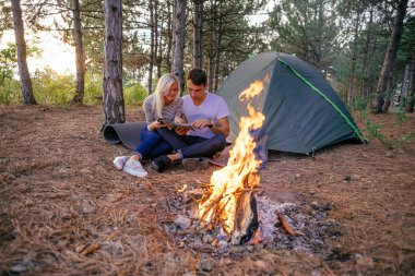 Ormanda kamp genç Çift