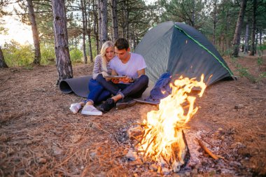 Ormanda kamp genç Çift