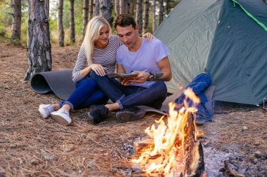 Ormanda kamp genç Çift