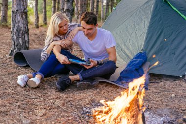 Ormanda kamp genç Çift