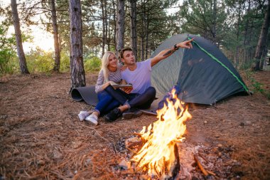 Ormanda kamp genç Çift