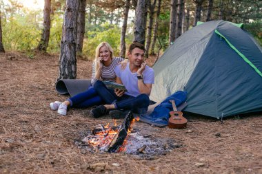 Ormanda kamp genç Çift