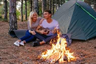 Ormanda kamp genç Çift