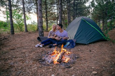 Ormanda kamp genç Çift