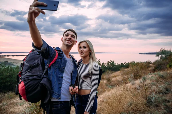 Joven pareja caucásica tomando selfie —  Fotos de Stock