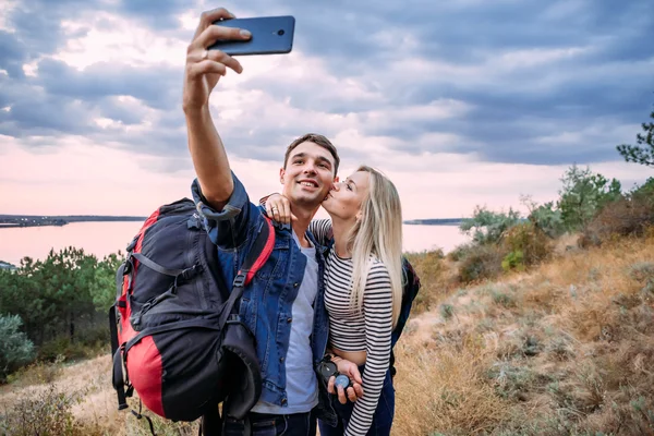 Jovem casal caucasiano tomando selfie — Fotografia de Stock