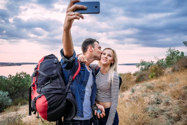 Joven pareja caucásica tomando selfie — Foto de Stock