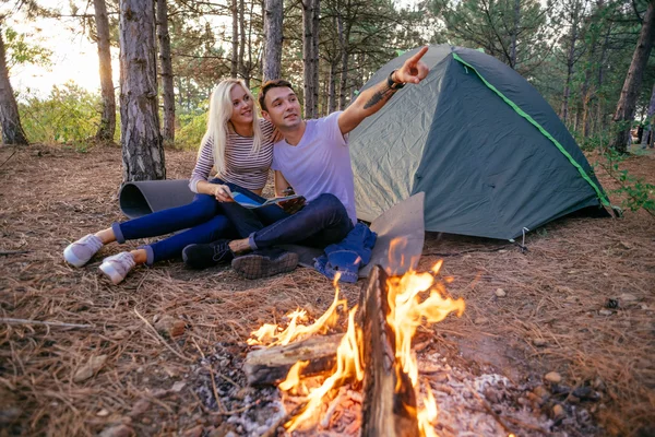 Young caucasian couple camping in the forest — Stock Photo, Image