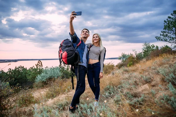 Jovem casal caucasiano tomando selfie — Fotografia de Stock