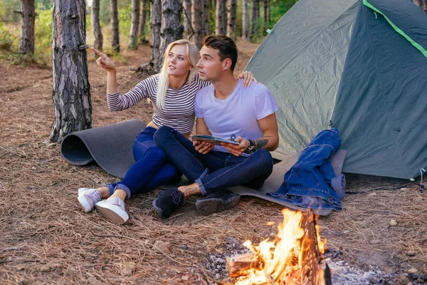 Joven pareja caucásica acampando en el bosque — Foto de Stock