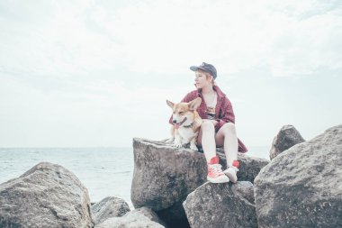 Kızıl saçlı kız ile Galce corgi köpek sahilde