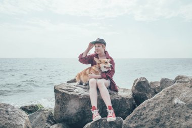 Kızıl saçlı kız ile Galce corgi köpek sahilde