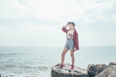 Kızıl saçlı kız sahilde