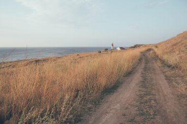 Kara ve deniz feneri görünümü