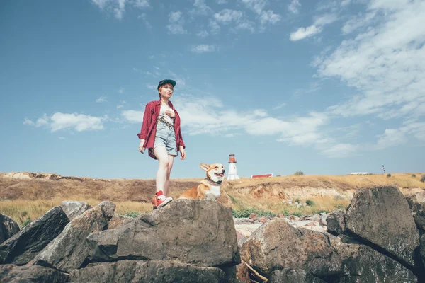 Rossa ragazza con cane corgi gallese sul mare — Foto Stock