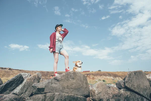 Kızıl saçlı kız ile Galce corgi köpek sahilde — Stok fotoğraf