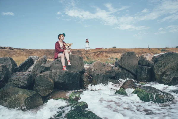 红发女孩与威尔士科基犬狗在海边 — 图库照片
