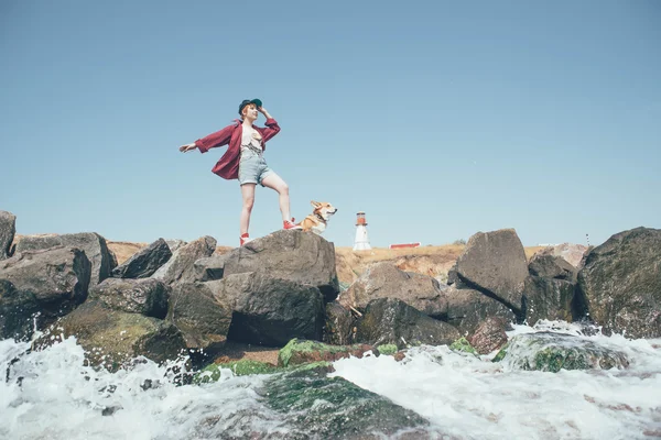 Rothaarige Mädchen mit walisischem Corgi-Hund am Meer — Stockfoto