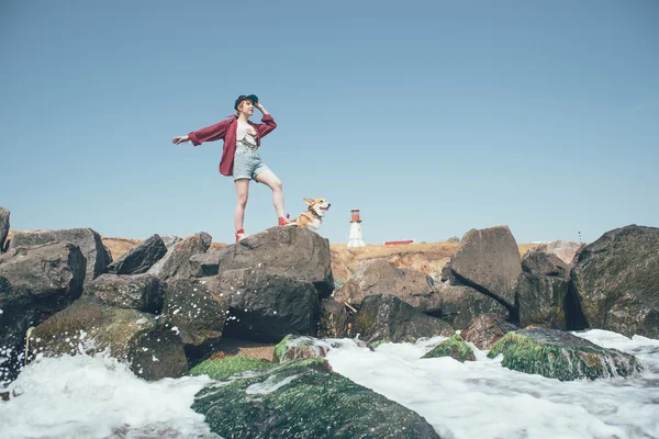 Rothaarige Mädchen mit walisischem Corgi-Hund am Meer — Stockfoto