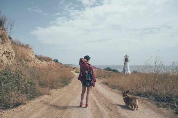 Redhead dziewczyna z psem walijski corgi nad morzem — Zdjęcie stockowe