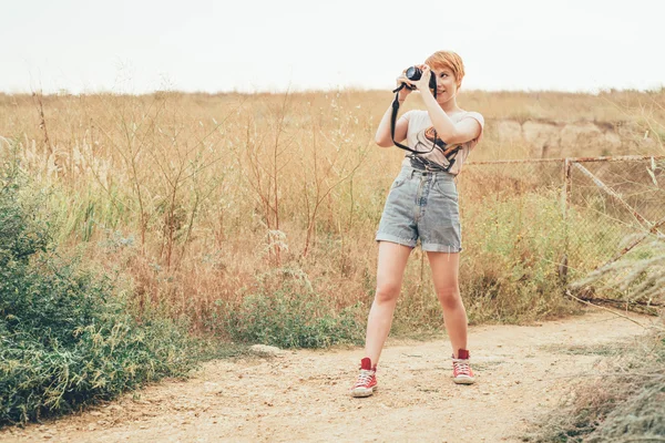 Kızıl saçlı kadın fotoğrafçı — Stok fotoğraf