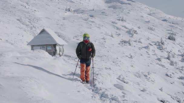 4Kショットの男ハイキングで雪の冬の山で2つのシベリアのハスキー犬 — ストック動画