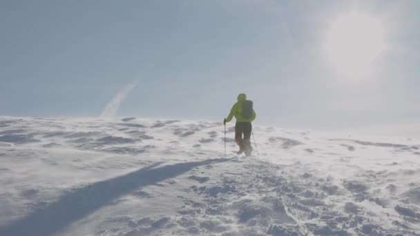 Zeitlupenaufnahme Eines Mannes Beim Wandern Verschneiten Und Kalten Bergen Während — Stockvideo