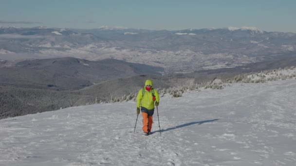 Αργή Κίνηση Shot Του Ανθρώπου Πεζοπορία Χιονισμένα Και Κρύα Βουνά — Αρχείο Βίντεο