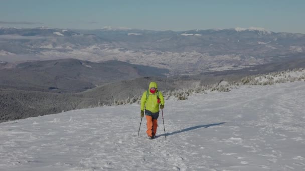 Scatto Rallentatore Dell Uomo Escursioni Montagna Innevate Fredde Durante Stagione — Video Stock