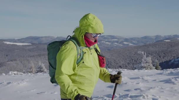 Zeitlupenaufnahme Eines Mannes Beim Wandern Verschneiten Und Kalten Bergen Während — Stockvideo