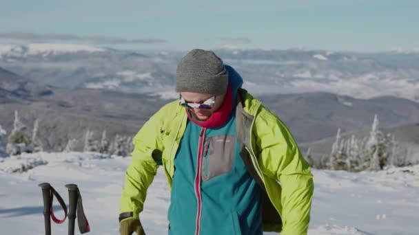 Toma Cámara Lenta Del Hombre Caminando Montañas Nevadas Frías Durante — Vídeo de stock
