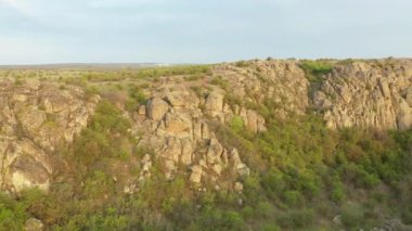 Aktove, Ukrayna 'da kayalıklı ve nehirli güzel kanyonun havadan 4k görüntüsü.
