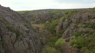 Aktove, Ukrayna 'da kayalıklı ve nehirli güzel kanyonun havadan 4k görüntüsü.