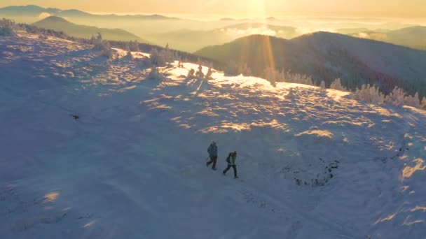 Filmato Aereo Escursionisti Coppia Splendide Montagne Innevate Viaggio Luoghi Remoti — Video Stock