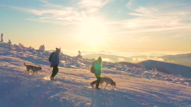 Luchtbeelden Van Wandelaars Paar Prachtige Besneeuwde Bergen Reizen Naar Afgelegen — Stockvideo